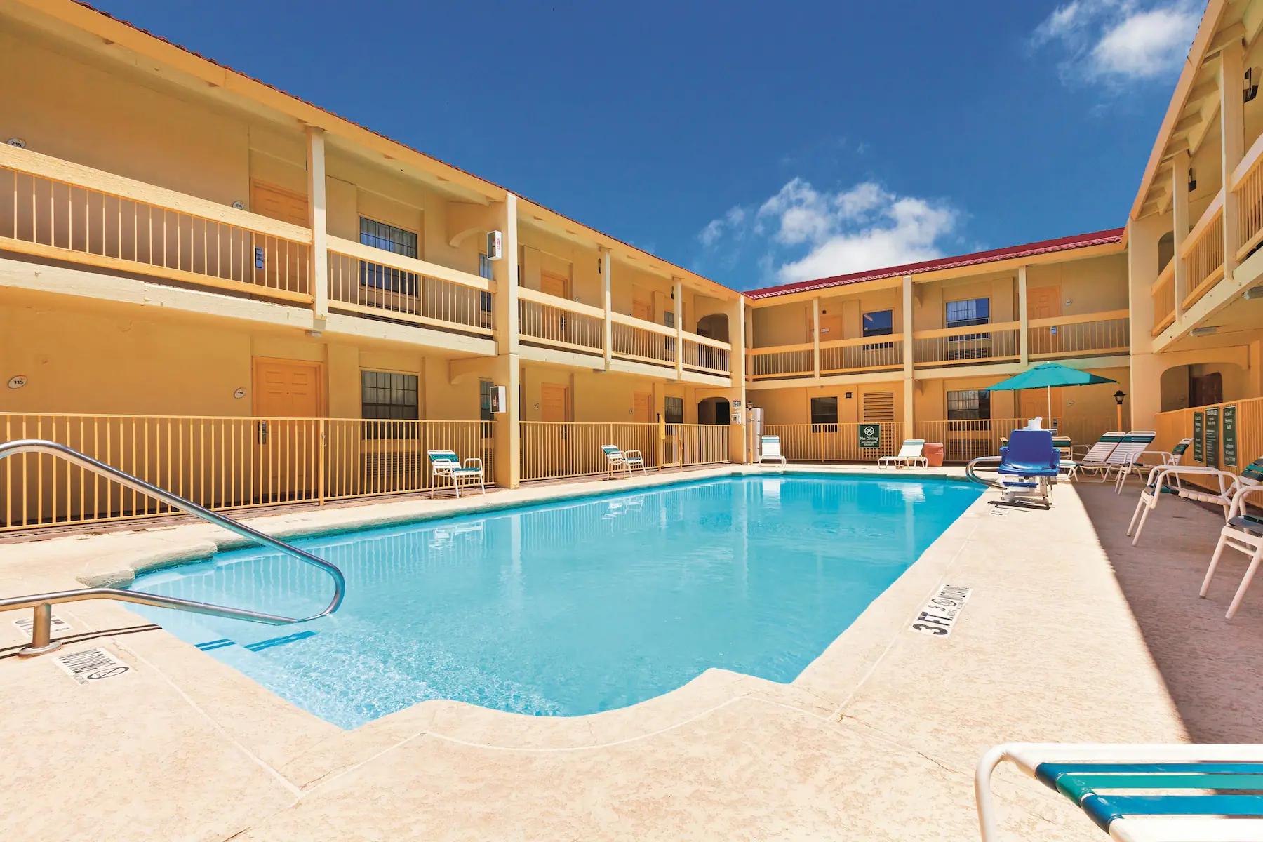Hotel Baymont By Wyndham Lubbock - Downtown Civic Center Extérieur photo