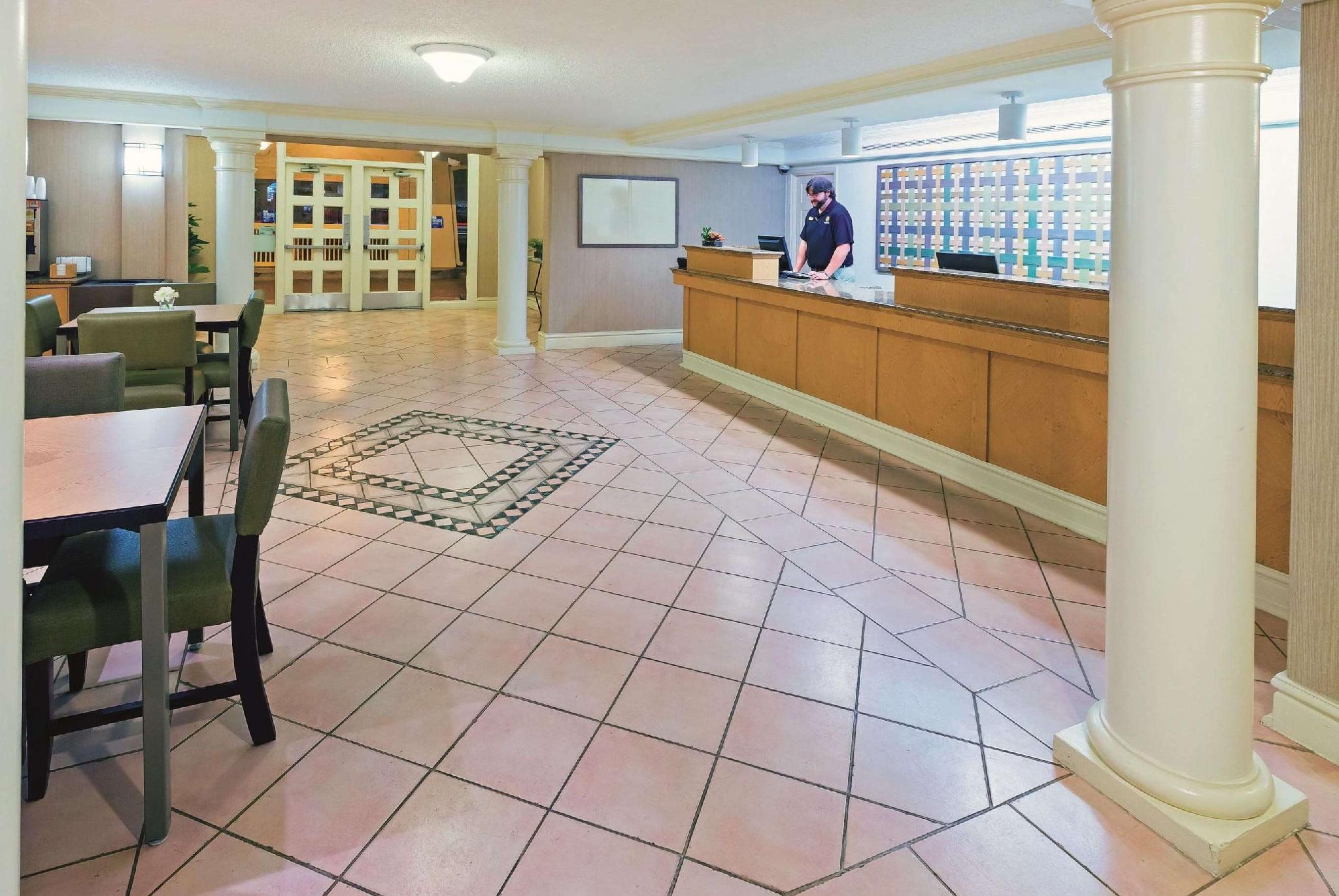 Hotel Baymont By Wyndham Lubbock - Downtown Civic Center Extérieur photo