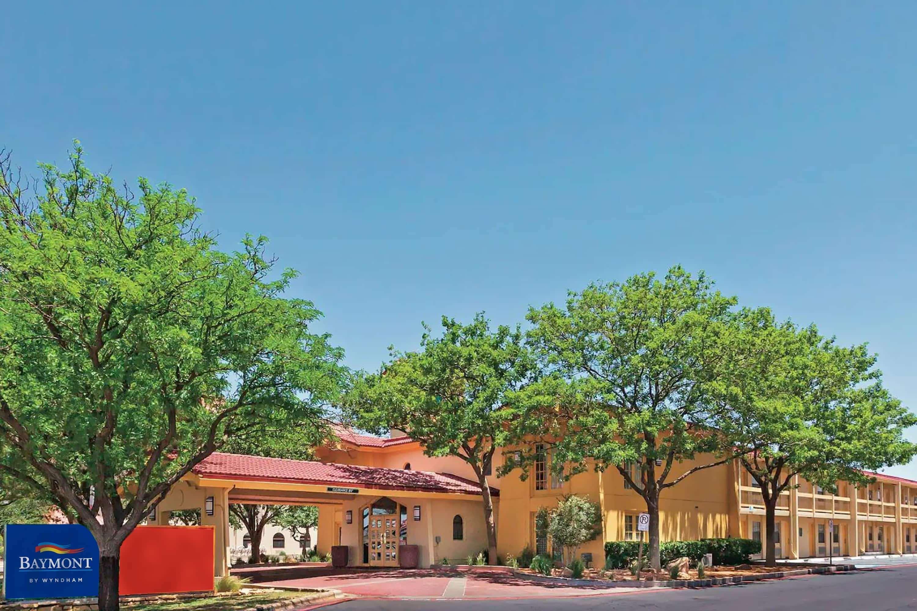 Hotel Baymont By Wyndham Lubbock - Downtown Civic Center Extérieur photo