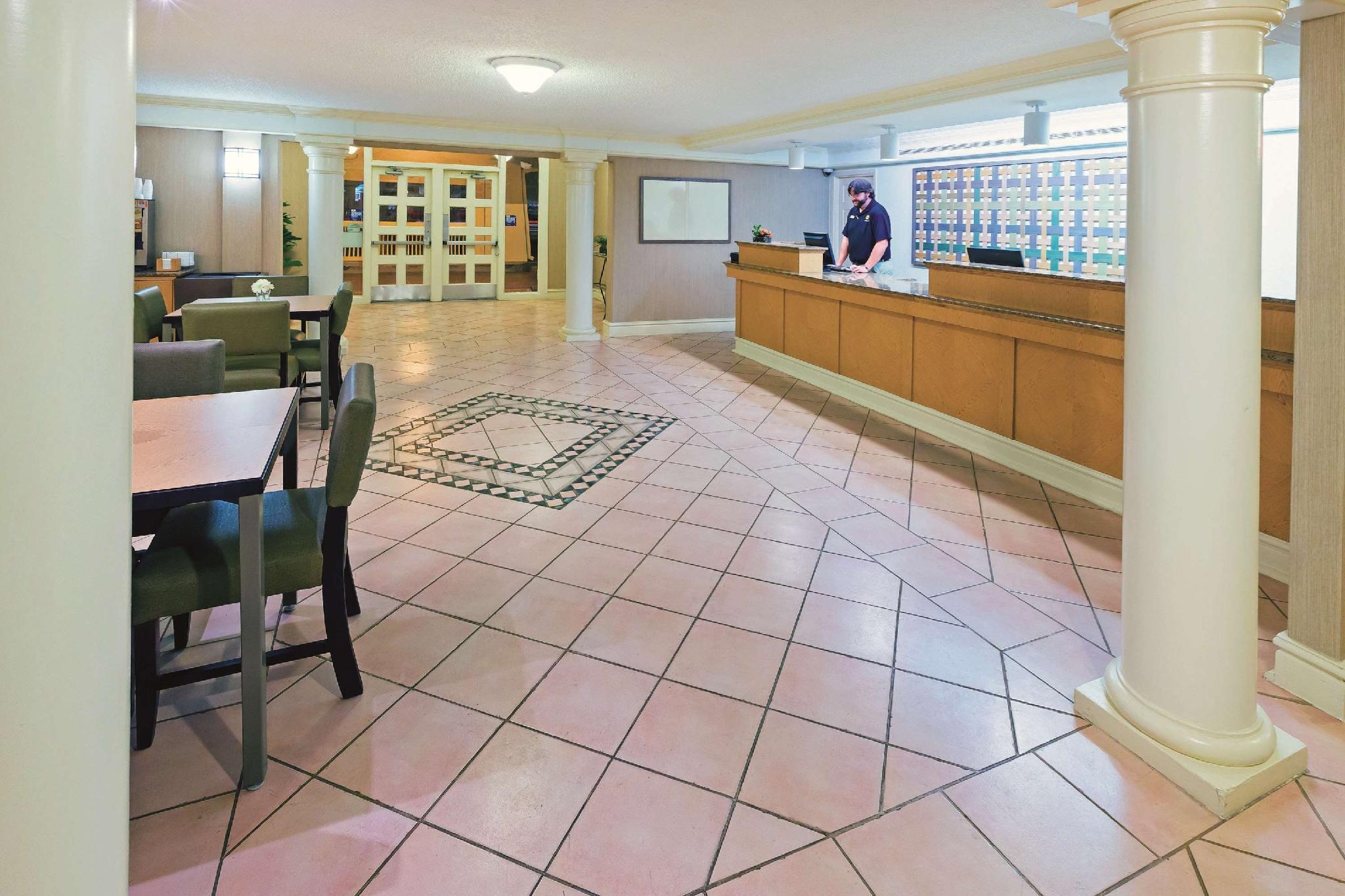 Hotel Baymont By Wyndham Lubbock - Downtown Civic Center Extérieur photo